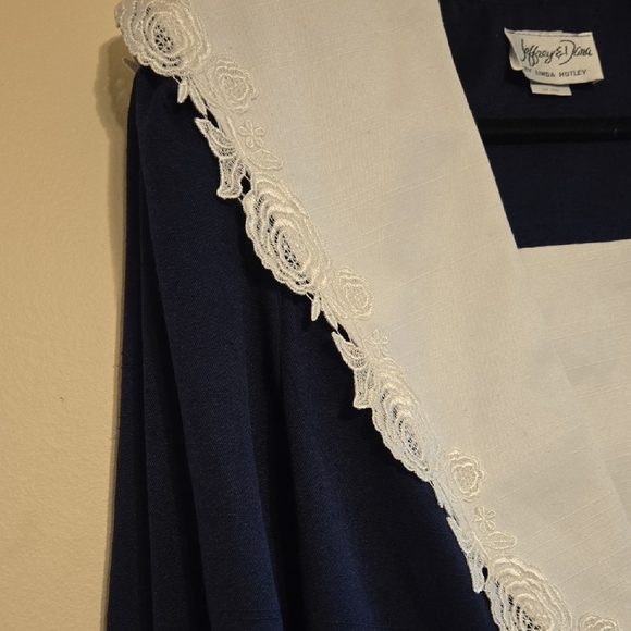 Elegant Blue and White Blazer with Lace Trim - Picture 8 of 8